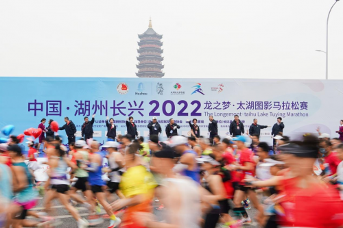不负期许 2022龙之梦太湖图影马拉松赛11月27日鸣枪开跑！万名跑者再次竞跑太湖畔。